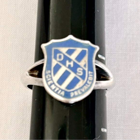 Vintage Sterling Silver Enamel High School Ring Dryden Ontario DHS Motto Crest - Picture 3 of 3